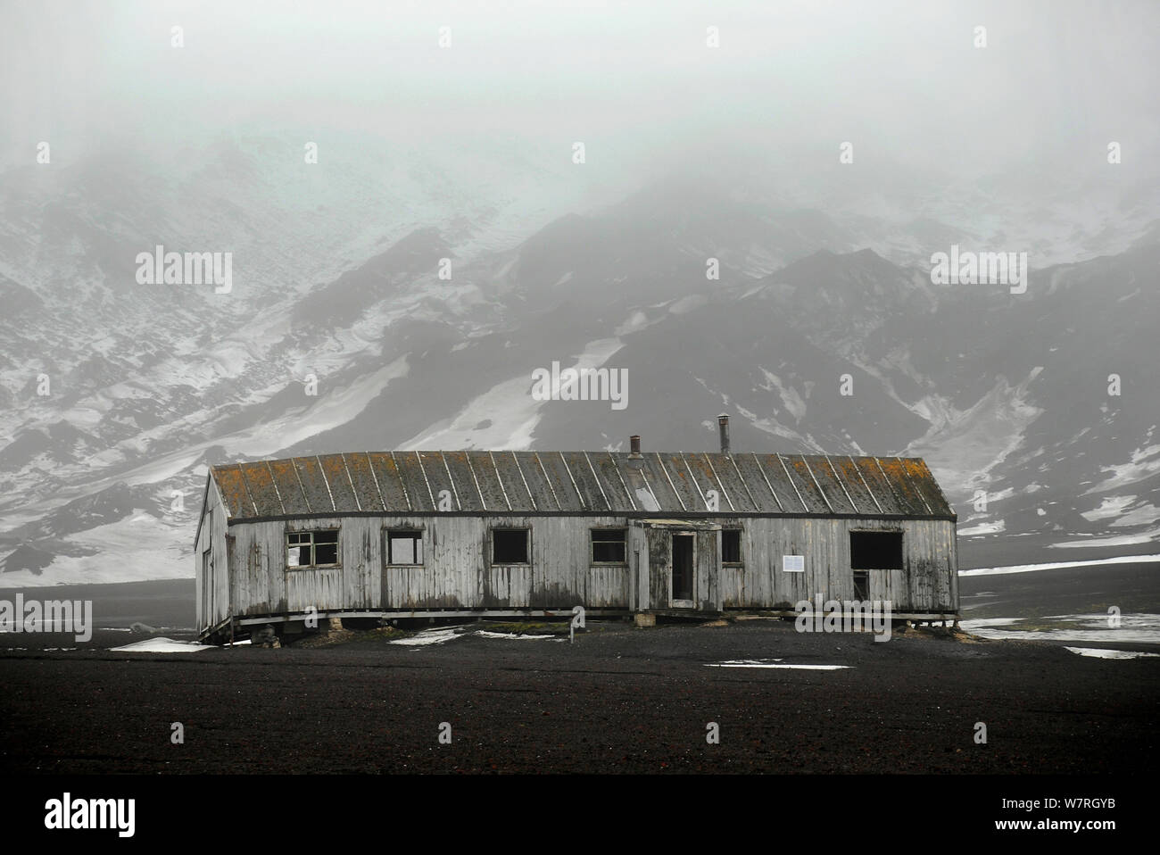 Il vecchio edificio abbandonato da una stazione baleniera. Isola Deception, Antartide Foto Stock