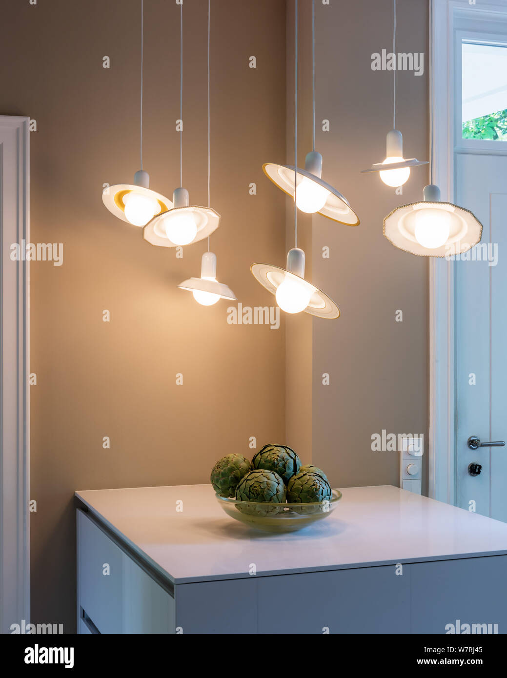 Terrina di carciofi sotto contemporanea luce pendente Foto Stock