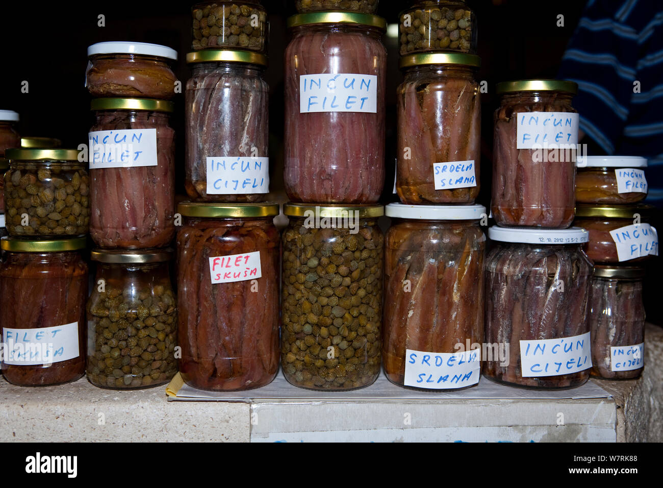 Vasetti di acciughe, sardine e capperi per la vendita nel mercato di Isola di Vis, Croazia, Mare Adriatico, Mediterranea Foto Stock