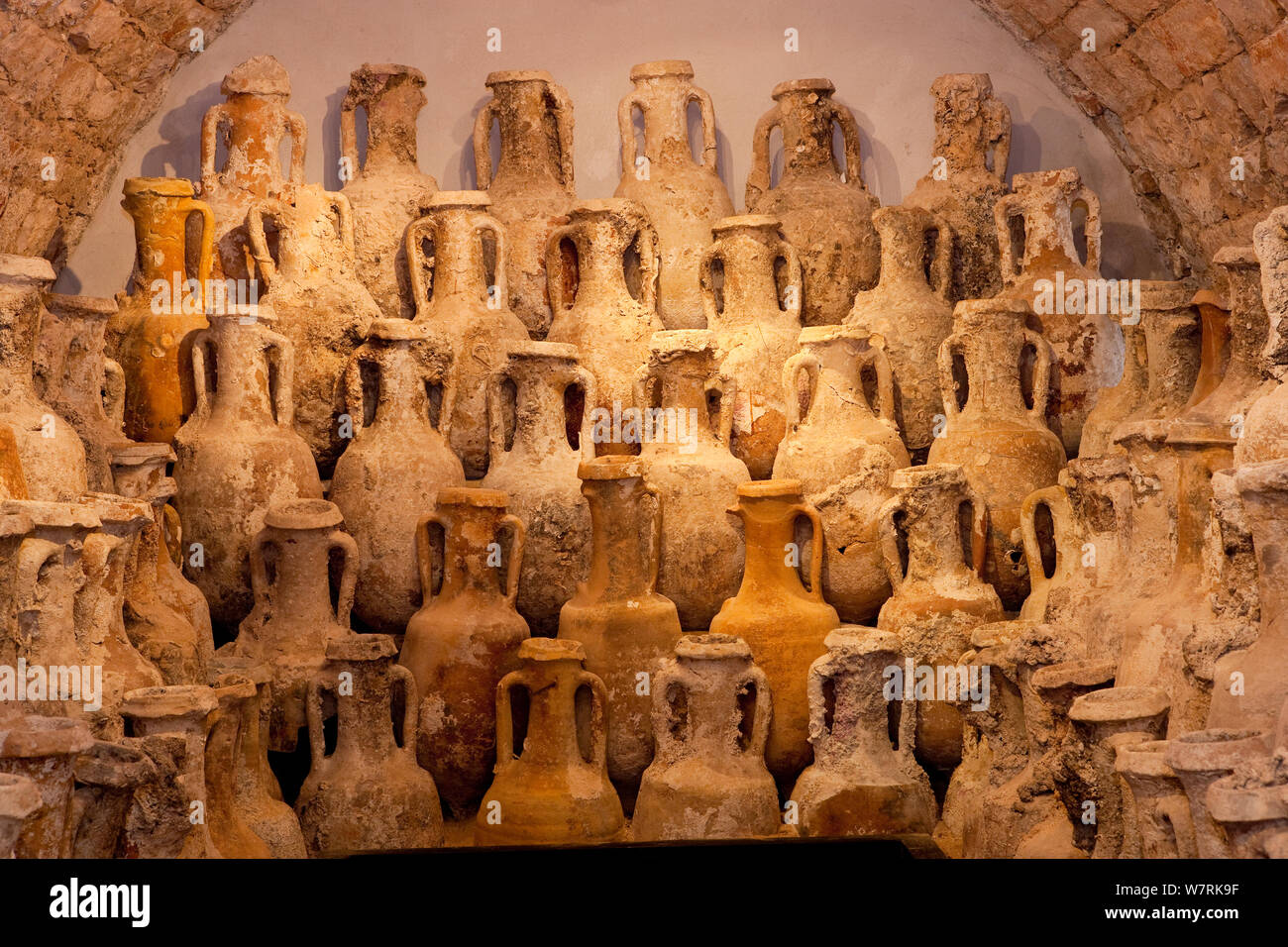 Antiche anfore nel museo, villaggio di Vis, Isola di Vis, Croazia, Mare Adriatico, Mediterranea Foto Stock