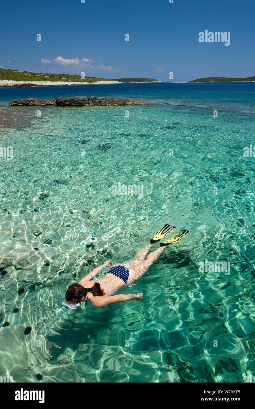 La donna lo snorkeling a Rukavac beach, Isola di Vis, Croazia, Mare Adriatico, Mediterranea Foto Stock