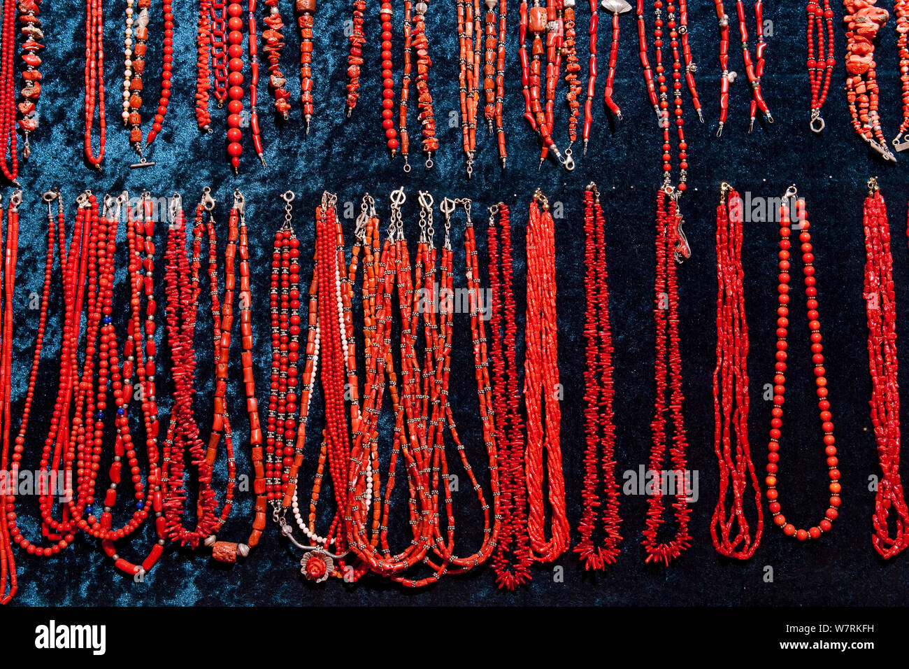 Collane realizzate dal Mediterraneo corallo rosso (Corallium rubrum), vulnerabile (IUCN), villaggio di Komisa, Isola di Vis, Croazia, Mare Adriatico, Mediterranea Foto Stock