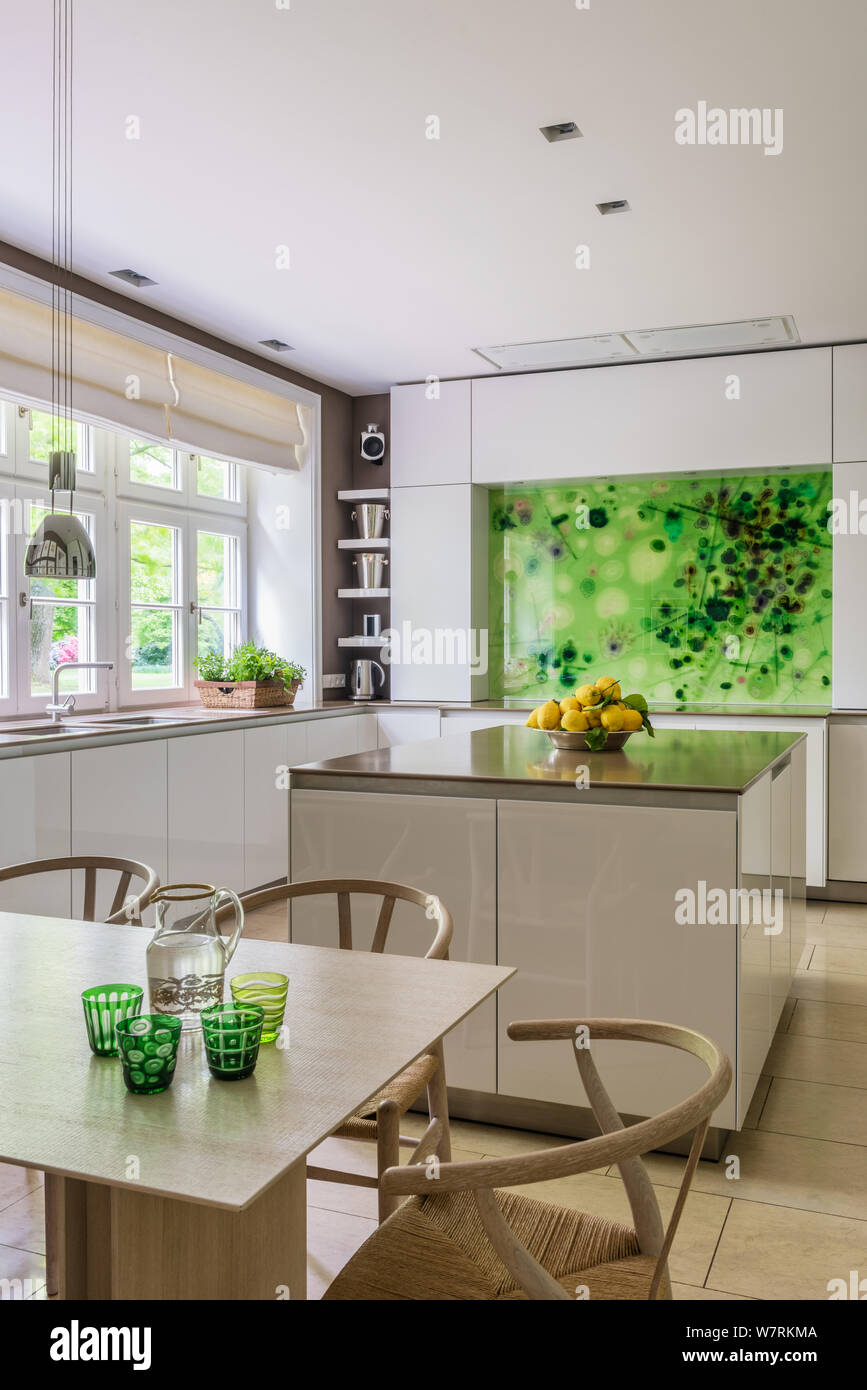 Zona pranzo e cucina con splashback verde Foto Stock