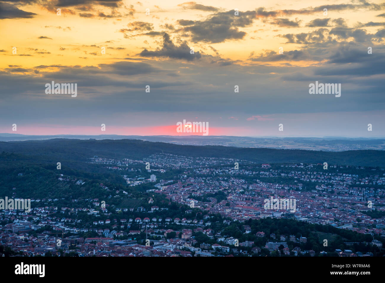 Germania, cielo rosso al tramonto in estate oltre il paesaggio urbano della città di Stoccarda, la prospettiva aerea sopra le case, tetti ed edifici Foto Stock