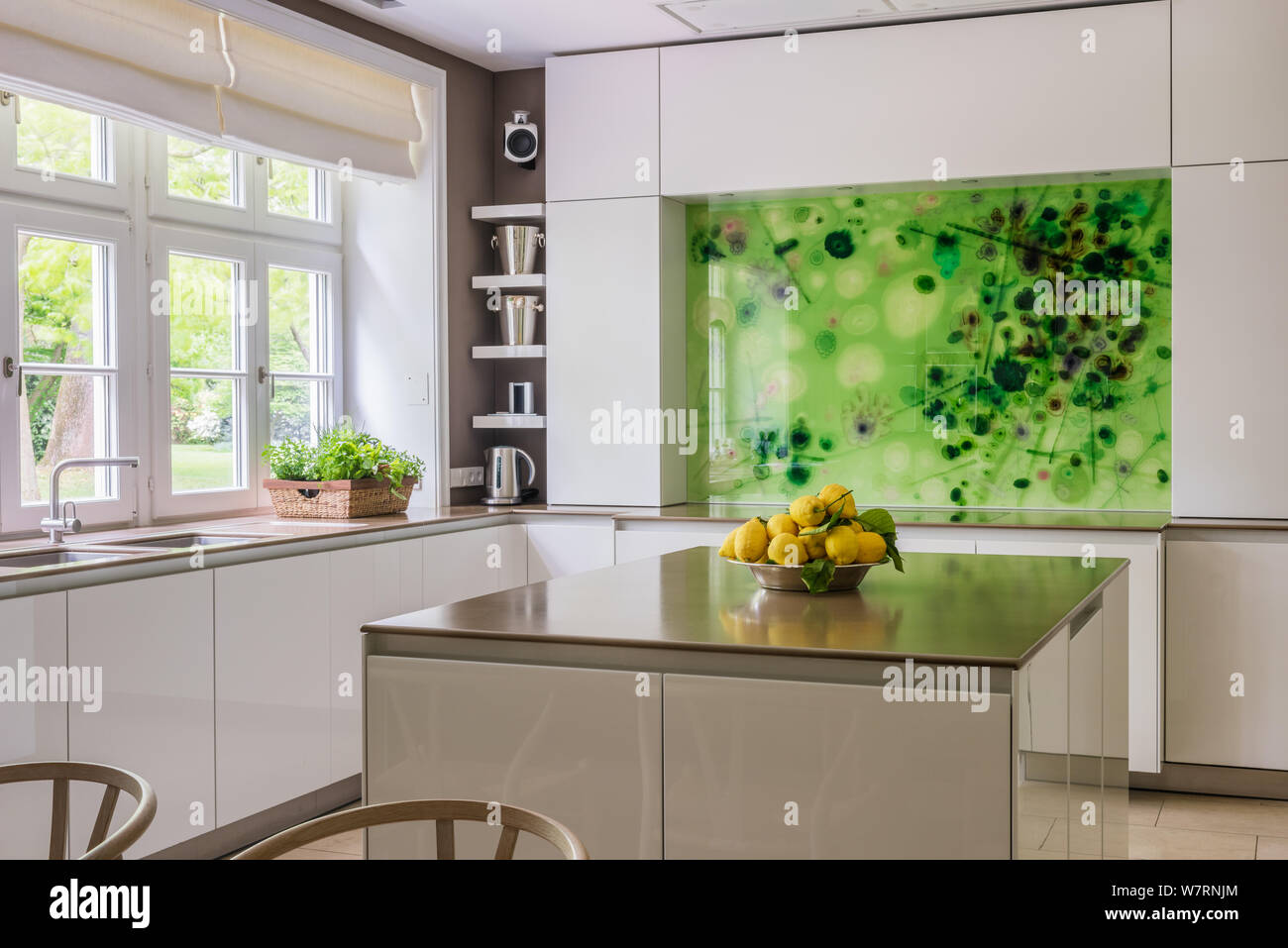 Cucina contemporanea con splashback verde Foto Stock