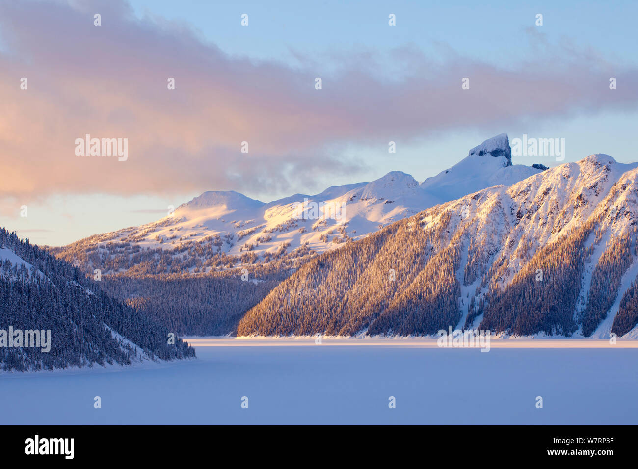 Serata di morbida luce su un paesaggio innevato con la imponente Black Brosmio sopra il lago di Garibaldi in Garibaldi Parco Provinciale. British Columbia. Marzo 2013 Foto Stock