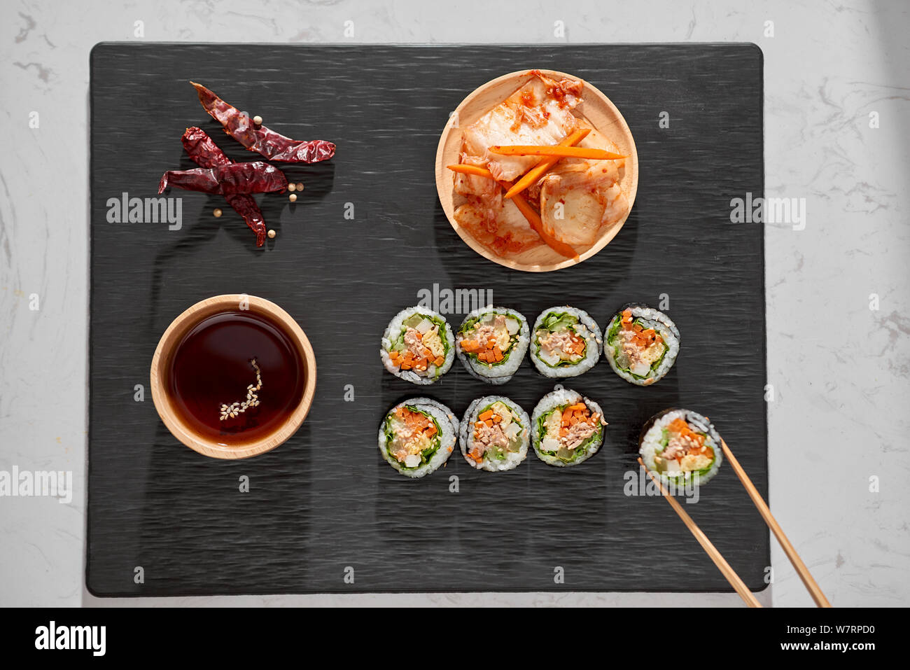 Rullo coreano Gimbap(kimbob) realizzato da il riso bianco cotto a vapore (BAP) e vari altri ingredienti Foto Stock