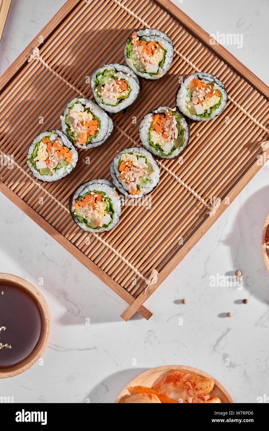 Rullo coreano Gimbap(kimbob) realizzato da il riso bianco cotto a vapore (BAP) e vari altri ingredienti Foto Stock