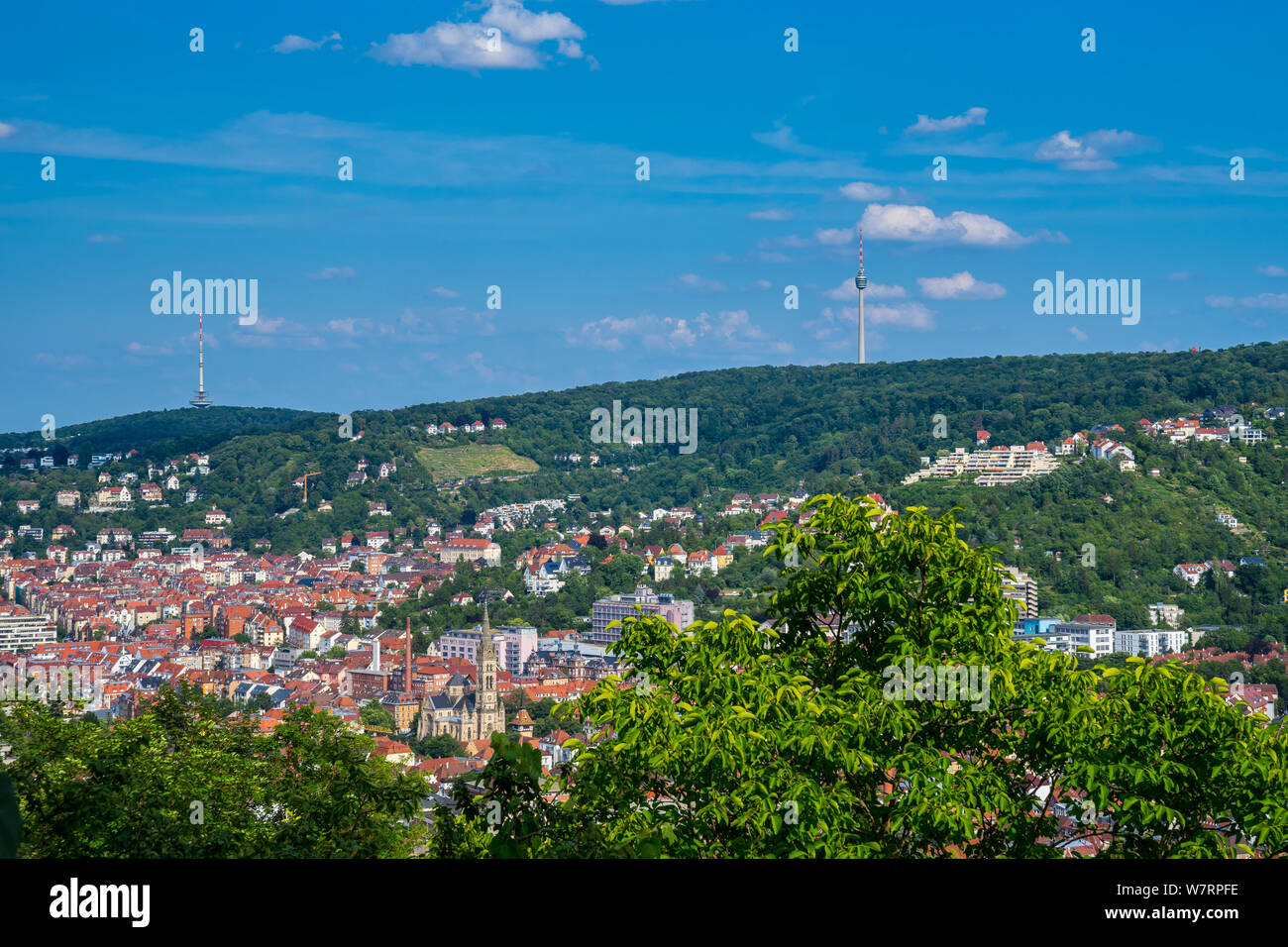 Germania, vista sulla splendida cattedrale e tetti rossi delle case di cui sopra in Stuttgart City basin accanto alla torre della televisione nella foresta su una collina Foto Stock