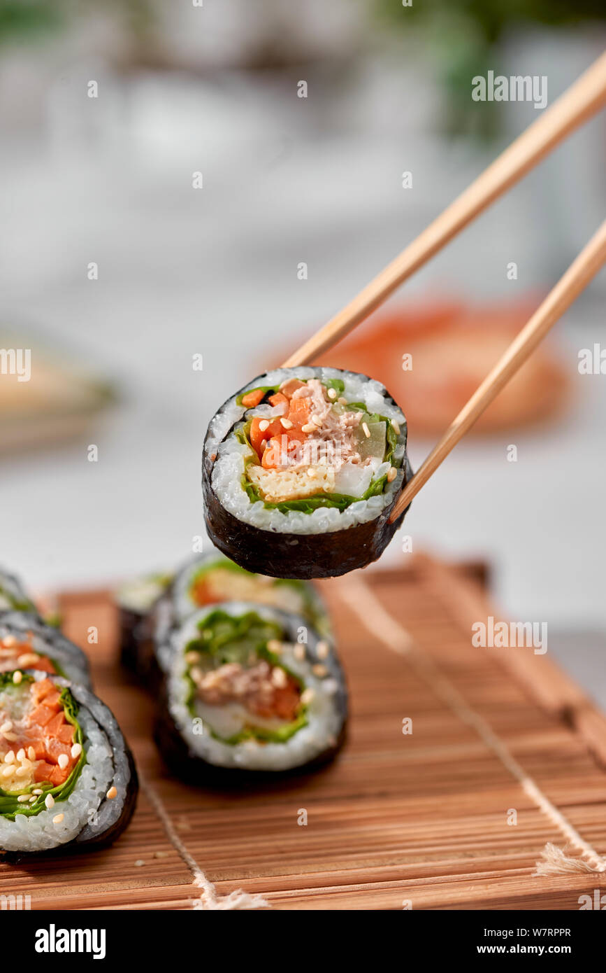 Rullo coreano Gimbap(kimbob) realizzato da il riso bianco cotto a vapore (BAP) e vari altri ingredienti Foto Stock