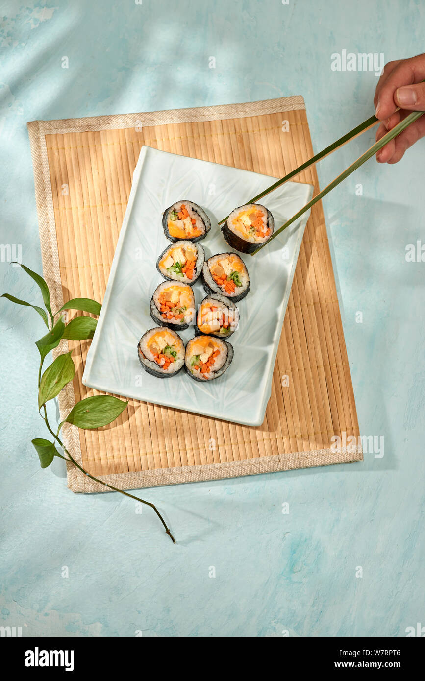 Rullo coreano Gimbap(kimbob) realizzato da il riso bianco cotto a vapore (BAP) e vari altri ingredienti Foto Stock