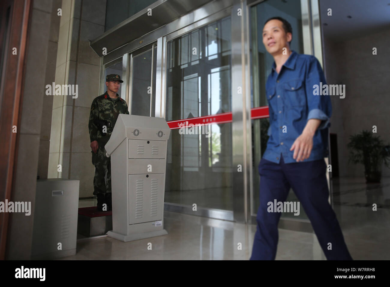 Lavoratore cinese che Jianguang lascia una fabbrica di Shijiazhuang stampa di banconote della Cina La stampa di banconote e del conio Corporation (CBPMC) in Shijiazh Foto Stock