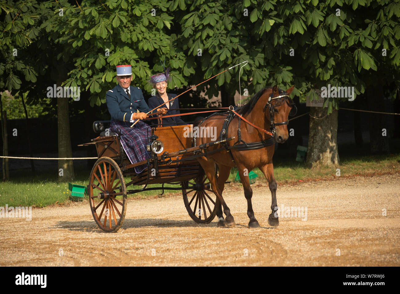 Uomo in parata militare uniforme e sua moglie la guida carrello, nella cour d'Honneur, presso le pin-au-Haras, Orne, Bassa Normandia, Francia. Luglio 2013 Foto Stock