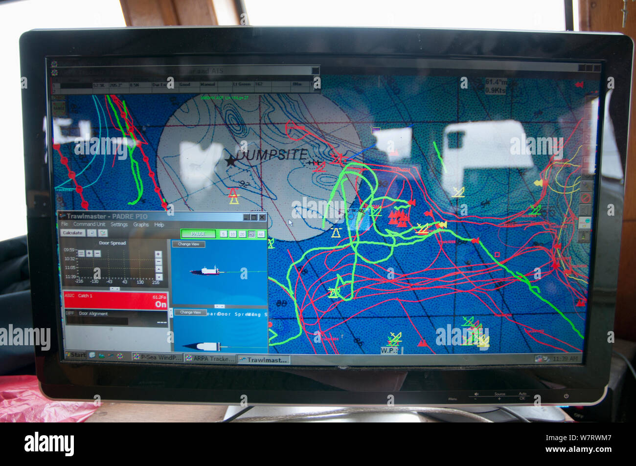 Tracciamento del calcolatore di navigazione a bordo di informazione commerciale di pesca a strascico. Stellwagen banche, New England, Stati Uniti, Oceano Atlantico settentrionale Foto Stock