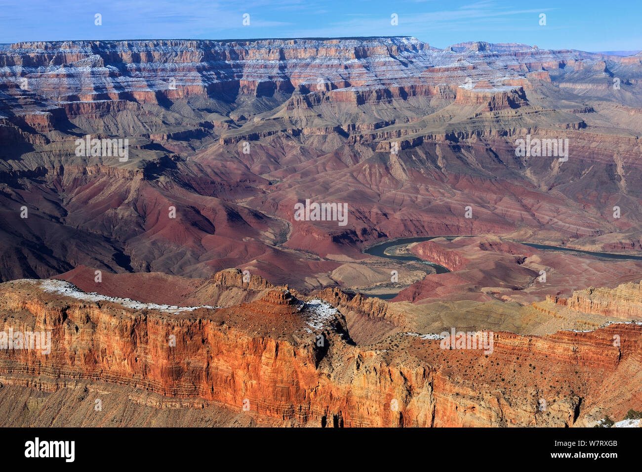 Il Grand Canyon con il Fiume Colorado in seguito, South Rim, il Parco Nazionale del Grand Canyon, Arizona, USA, dicembre 2012. Foto Stock