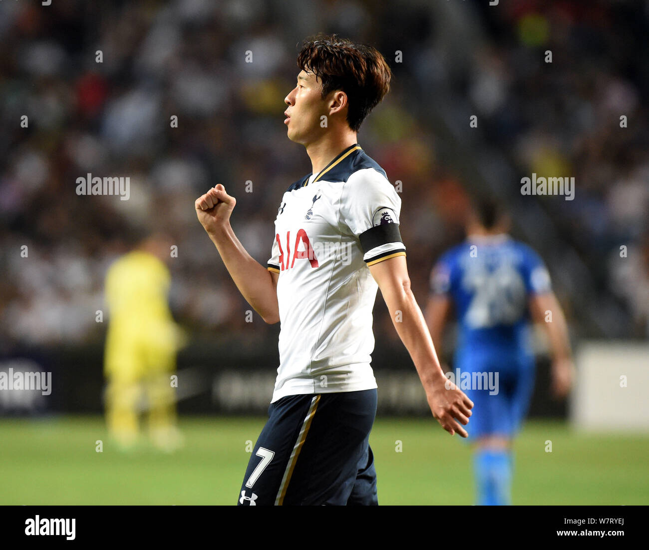 Figlio Heung-min del Tottenham Hotspur FC compete contro Kitchee SC durante il Jockey Club Center Challenge Cup friendly soccer match in Hong Kong, mento Foto Stock