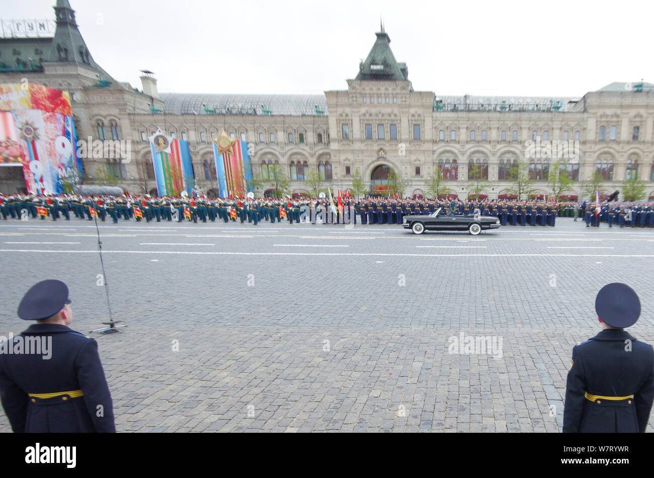 Russo il Ministro della difesa Sergei Shoigu saluta per i suoi soldati come egli è condotto lungo la Piazza Rossa durante il giorno della vittoria: parata militare per contrassegnare il Foto Stock