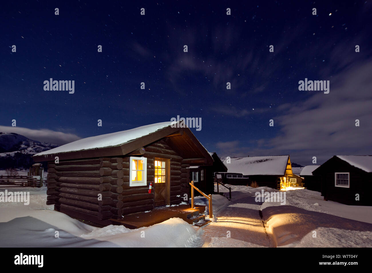 Il Lamar Buffalo Ranch di notte nella neve, il Parco Nazionale di Yellowstone, Wyoming negli Stati Uniti, febbraio 2013. Foto Stock