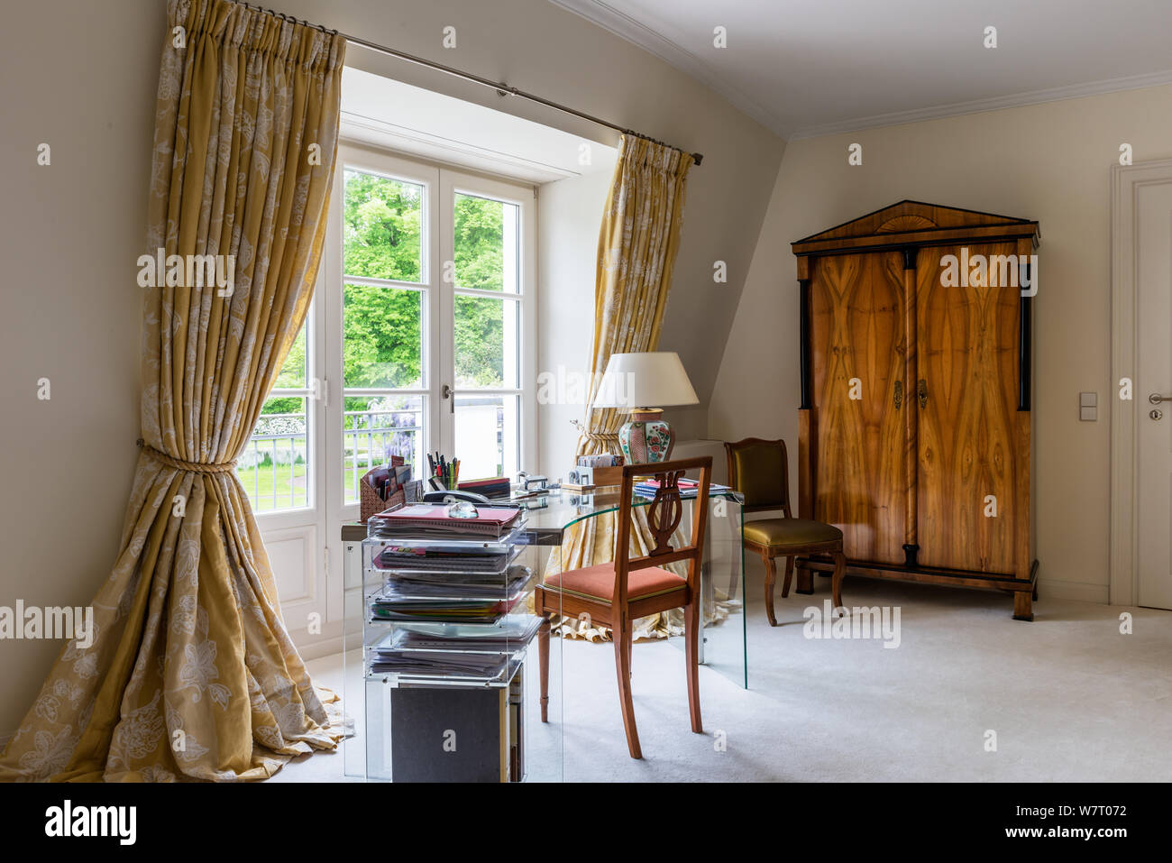 Scrivania in vetro da doppie porte e armadio in legno Foto Stock