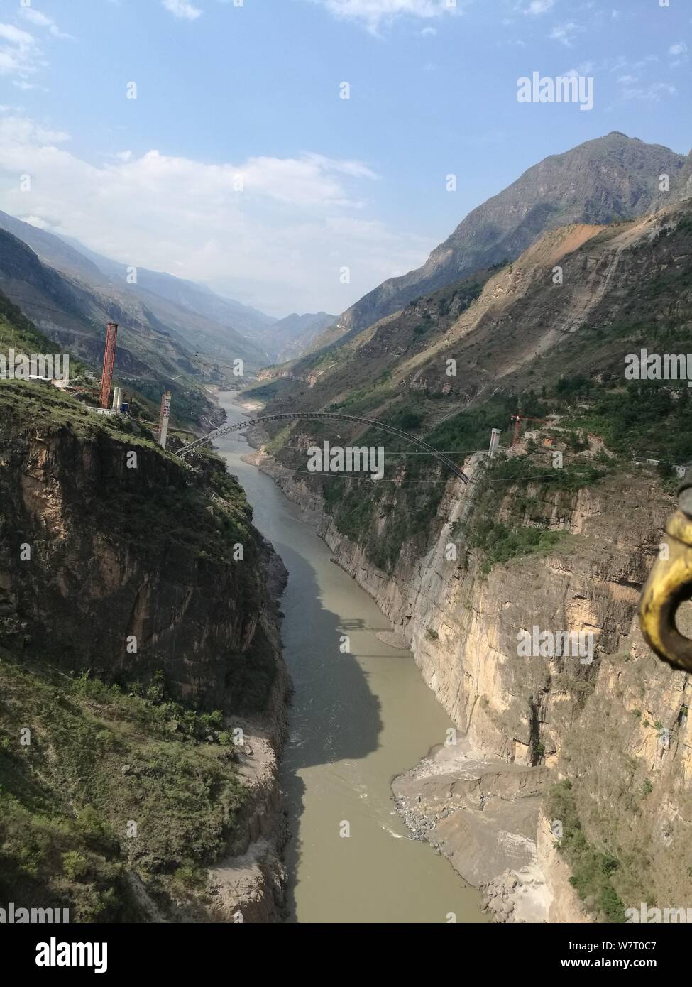 Vista aerea di un ponte costruito sopra il fiume Jinshajiang per sostituire la funivia Yinggeliu sul confine del sud-ovest della Cina di provincia di Sichuan un Foto Stock