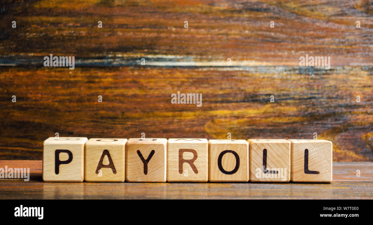 Blocchi di legno con la parola Payroll. Payroll è la somma totale di tutte le compensazioni di un business deve pagare ai suoi dipendenti per un determinato periodo di tempo o su Foto Stock