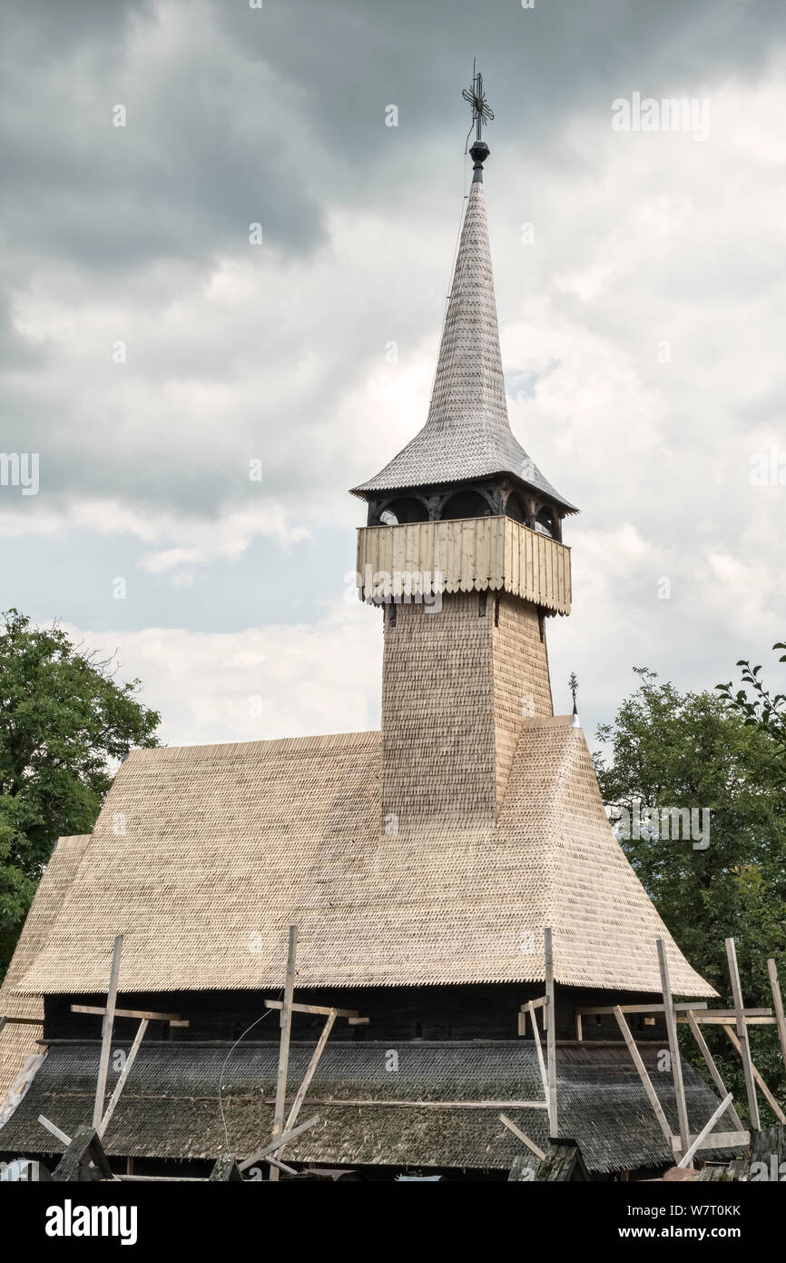 Ieud Hill Chiesa, Maramureș, Romania (c1620) sottoposti a riparazioni. Il tetto in legno Scandole devono essere sostituiti ogni 25 anni Foto Stock