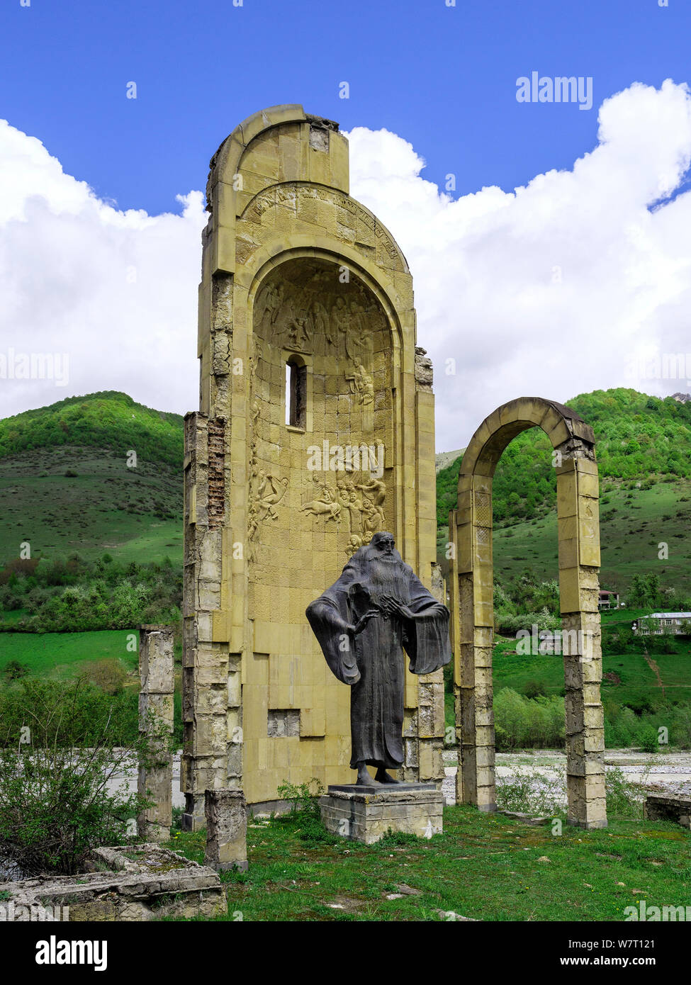 La rovina della chiesa a Geogian strada militare , Mzcheta-Mtianeti, Georgia, Europa Foto Stock