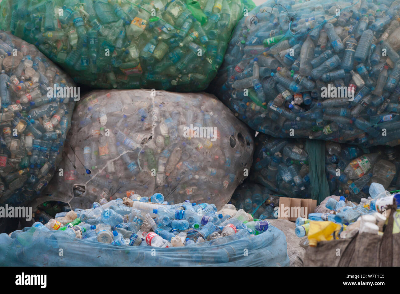 Sacchetti di bottiglie di plastica in corrispondenza di una stazione di recupero, Kisumu, Kenya Foto Stock