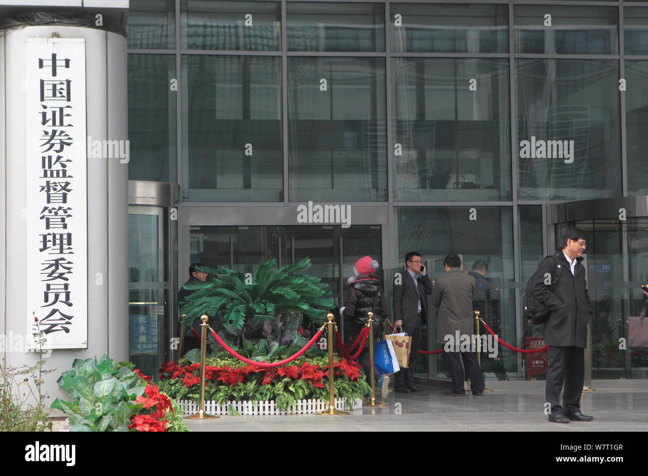 --FILE--le persone lasciano la sede centrale di China Securities Regulatory Commission (CSRC) a Pechino in Cina, 18 novembre 2016. Della Cina di top securiti Foto Stock