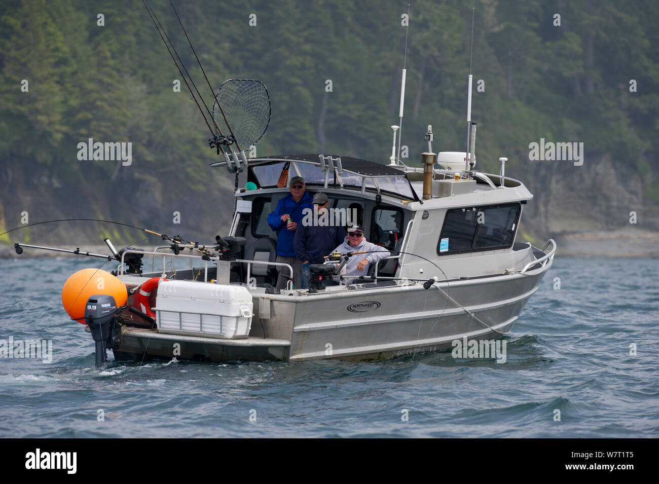 Barca da pesca al largo della costa occidentale dell'isola di Vancouver, vicino a Port Renfrew, British Columbia, Canada, luglio 2012. Foto Stock