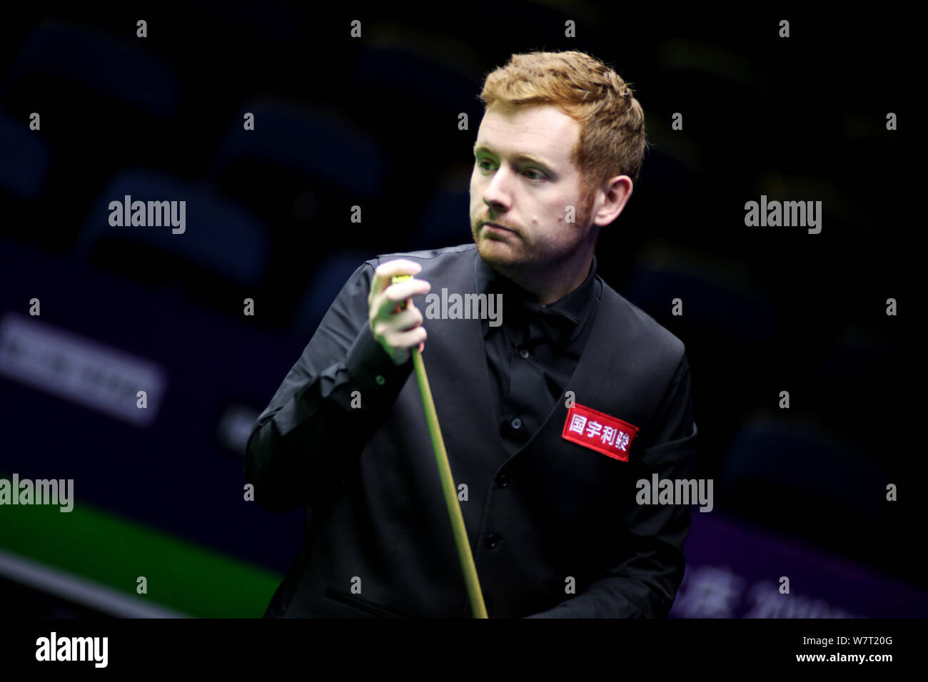 Ben Woollaston di Inghilterra ritiene che un colpo di Mark Anthony Selby di Inghilterra nel secondo round corrispondere durante il 2019 World Snooker Championship internazionale nella città di Daqing, a nord-est della Cina di Provincia di Heilongjiang, 6 agosto 2019. Foto Stock