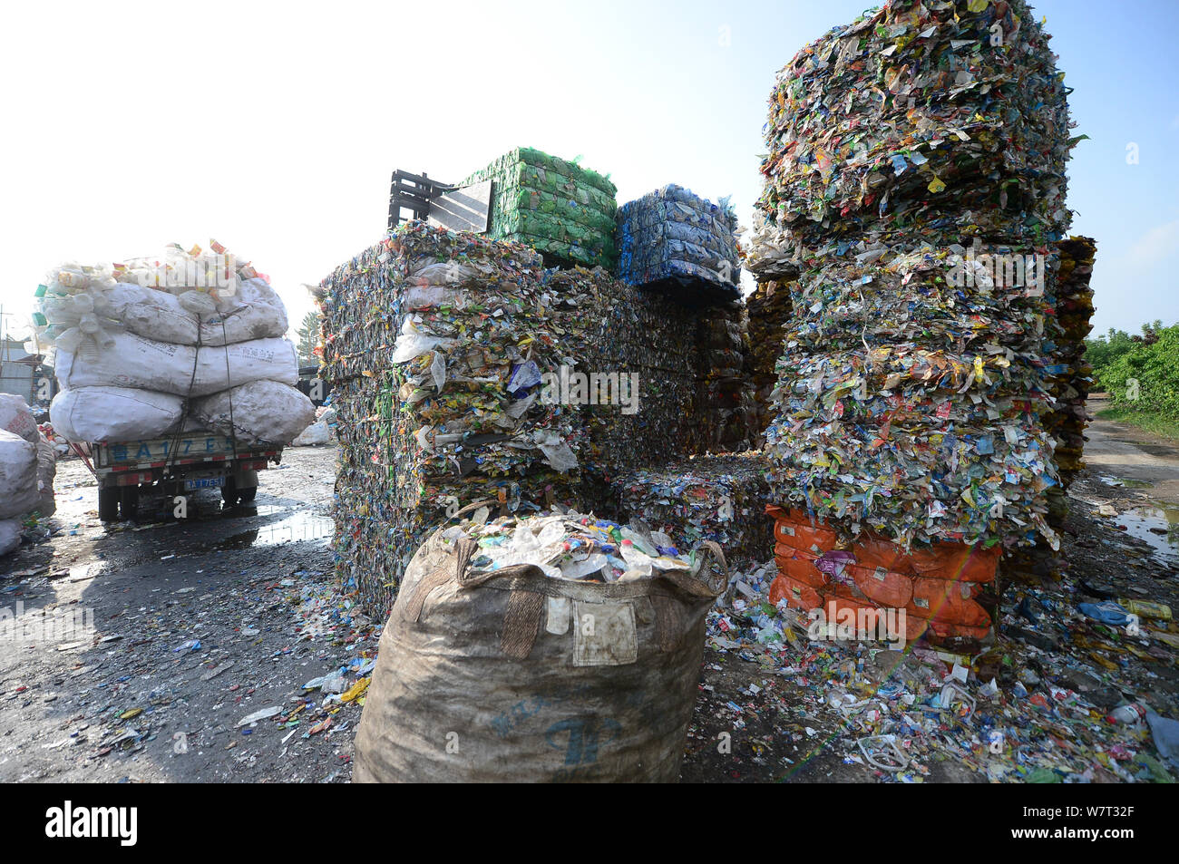 Vista di alte pile di bottiglie di plastica a bottiglia di plastica riciclaggio, che ha intrappolato un uomo in Ji'nan city, est della Cina di provincia di Shandong, 4 Foto Stock