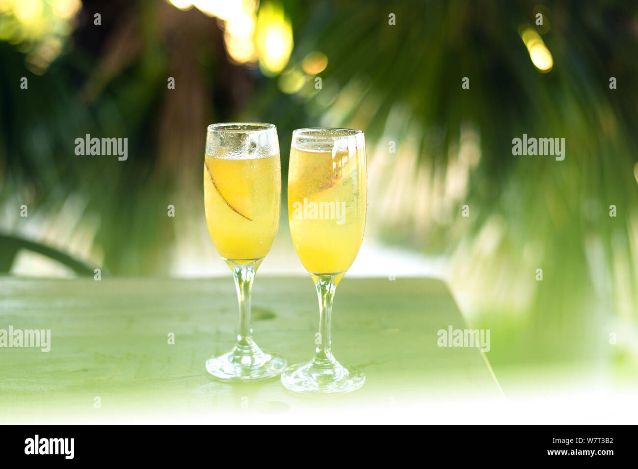 Arancio rinfrescante cocktail Mimosa con champaigne Foto Stock