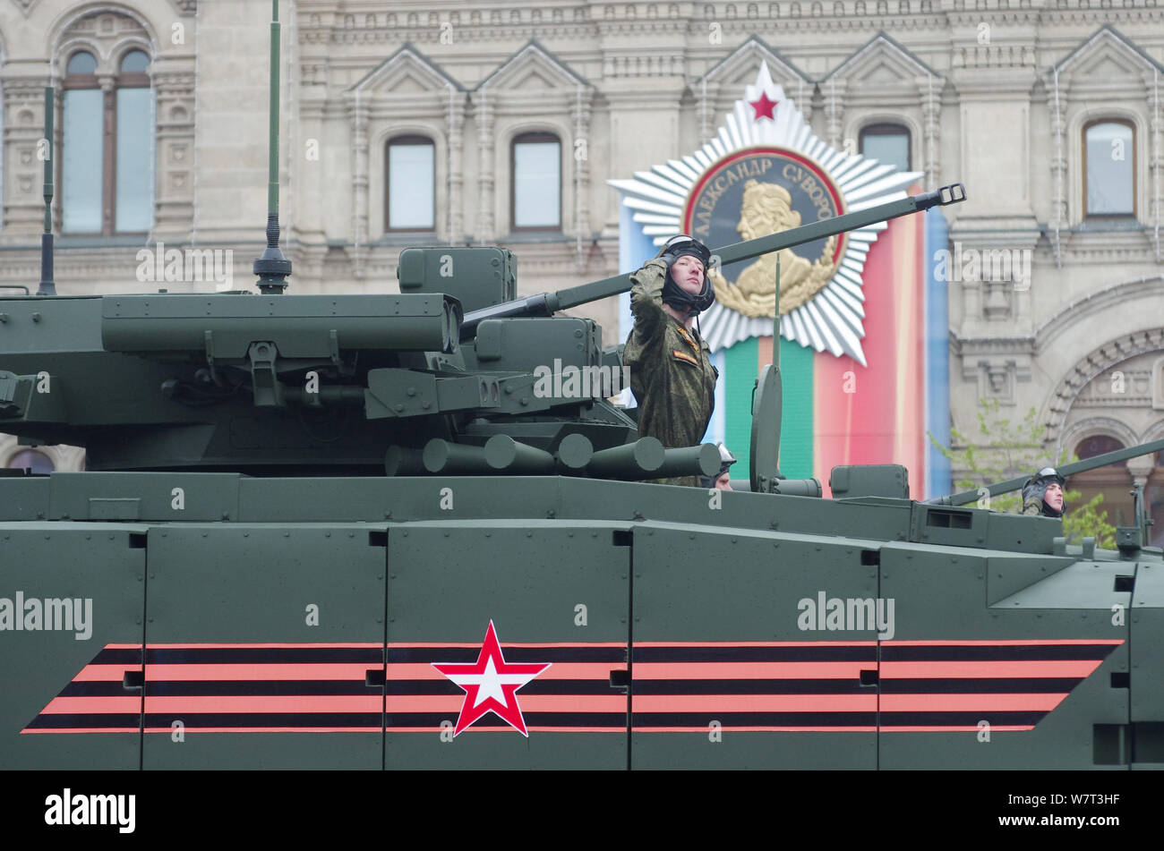 Un soldato russo in un T-14 Armata di carro armato marche lungo la Piazza Rossa durante il giorno della vittoria: parata militare a segnare la 72anniversario della Foto Stock