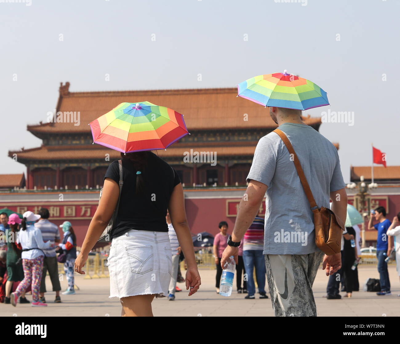 I turisti stranieri proteggersi con cappelli dal sole cocente come visiteranno la Piazza Tian'anmen a Pechino, in Cina, il 20 maggio 2017. La Temperat Foto Stock