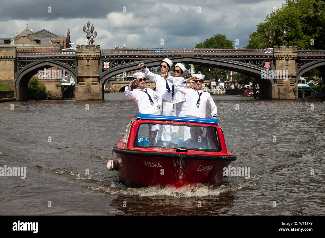 Membri del cast di The Shakespeare's Rose Theatre della produzione del dodicesimo notte prendere al fiume Ouse per celebrare il gioco che viene eseguito fino a quando il 1 settembre nella città di York. Foto Stock