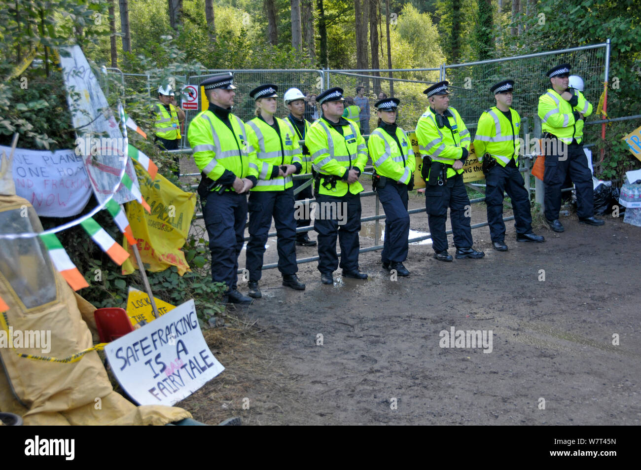 Anti-fracking protesta, poliziotti di guardia ingresso alla prova spettacolo di foratura, Balcombe, West Sussex, in Inghilterra. 19 agosto 2013. Foto Stock