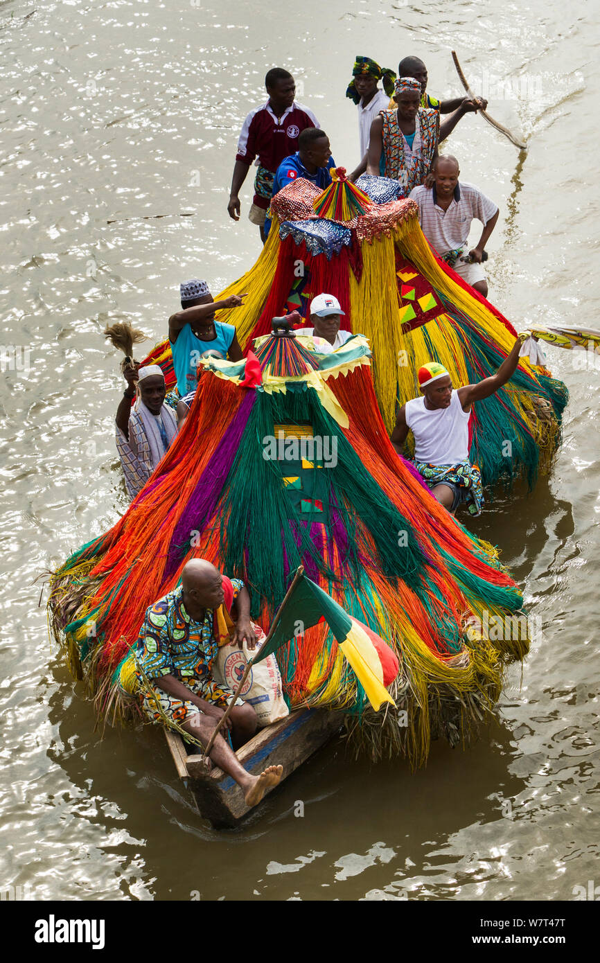 Vista aerea del 'Zangbeto' guardiani della notte e i sacerdoti in barca per visitare un altro villaggio per voodoo / vodun cerimonia, Benin, Africa, febbraio 2011. Foto Stock