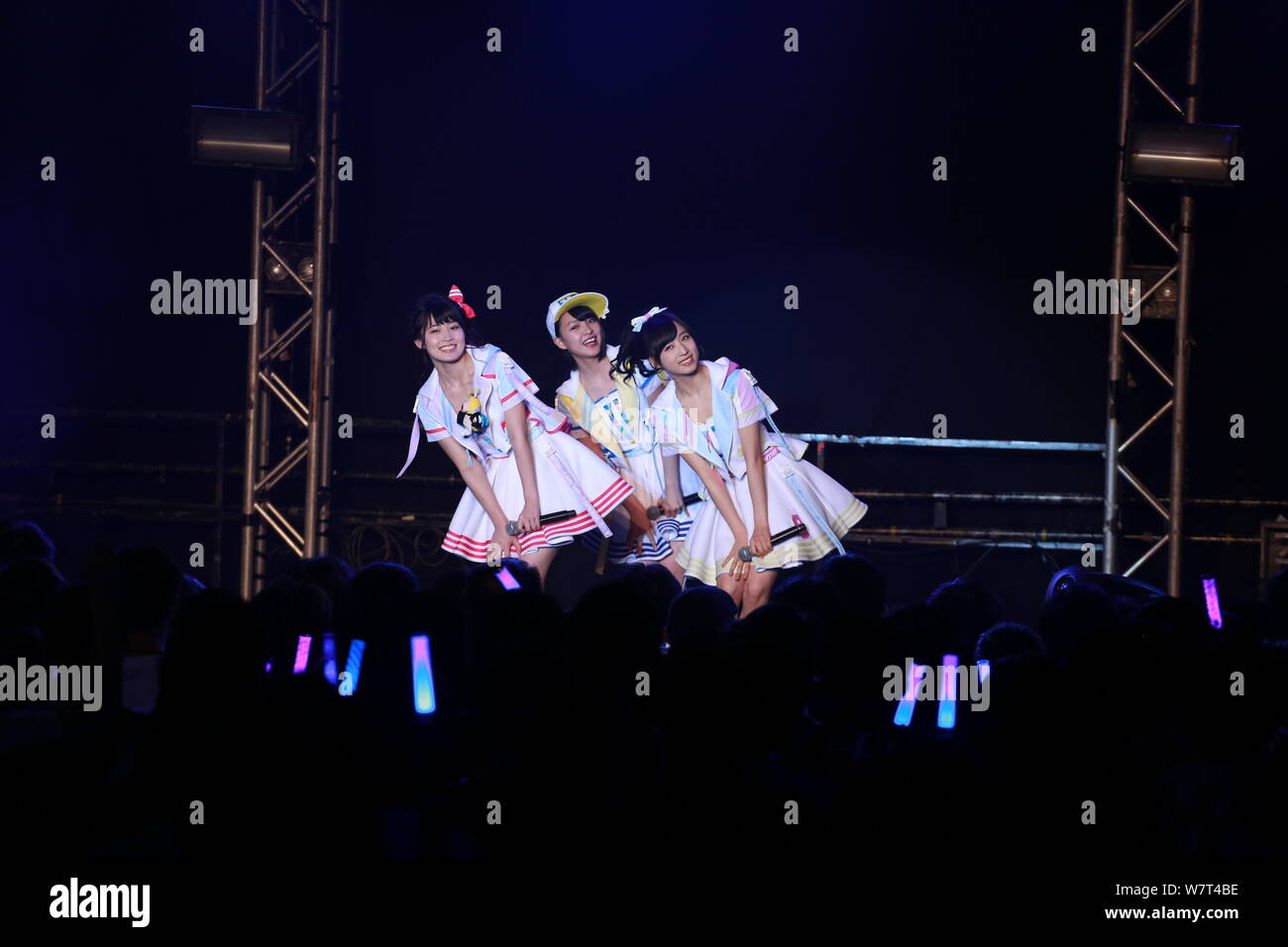 (Da sinistra) Rin Okabe, Nanami Yamada e Yui Oguri di idol giapponese ragazza gruppo AKB48 Team 8 frequentare una ventola evento riunione a Hong Kong, Cina, 29 aprile 2 Foto Stock