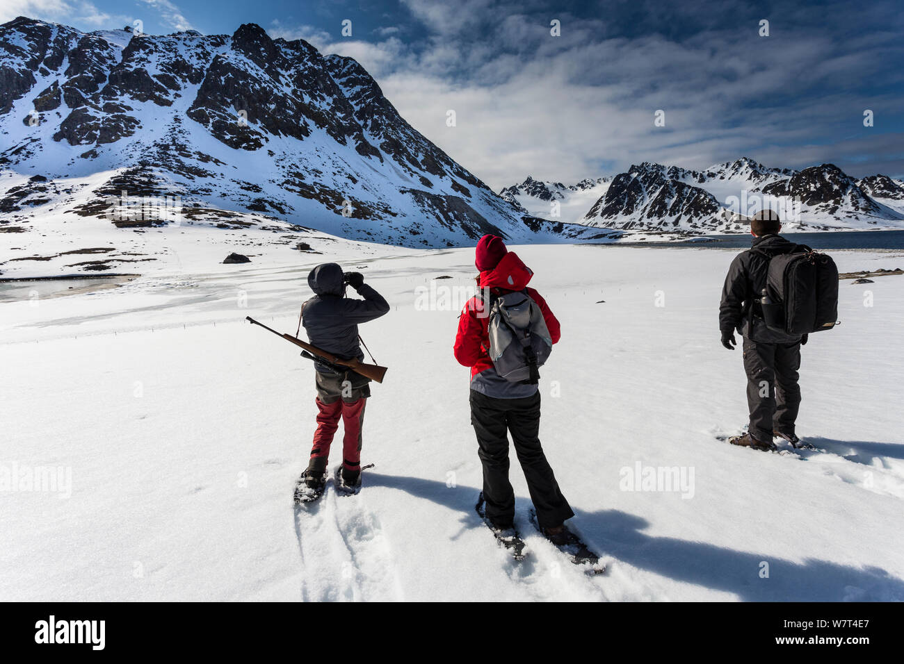 I turisti con una guida su un ecoturismo trekking vacanza Isole Svalbard, Norvegia, Giugno 2012. Modello rilasciato. Foto Stock