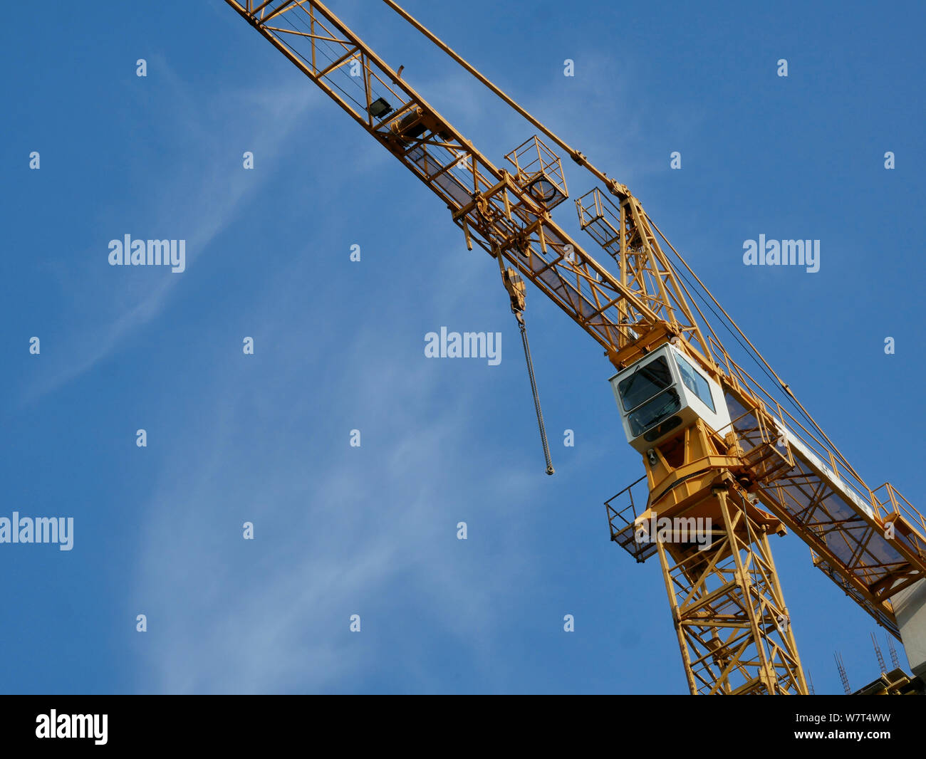 Alto edificio di gru da cantiere contro il cielo blu Foto Stock
