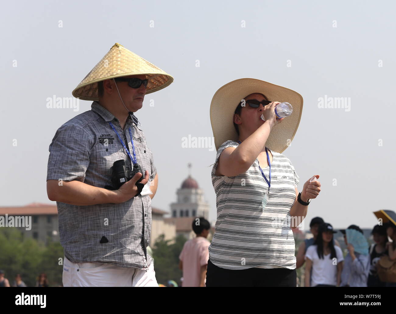 I turisti stranieri proteggersi con cappelli dal sole cocente come visiteranno la Piazza Tian'anmen a Pechino, in Cina, il 20 maggio 2017. La Temperat Foto Stock