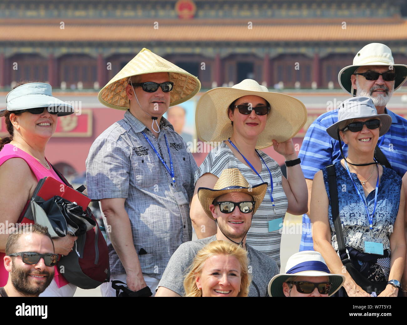 I turisti stranieri proteggersi con cappelli dal sole cocente come visiteranno la Piazza Tian'anmen a Pechino, in Cina, il 20 maggio 2017. La Temperat Foto Stock