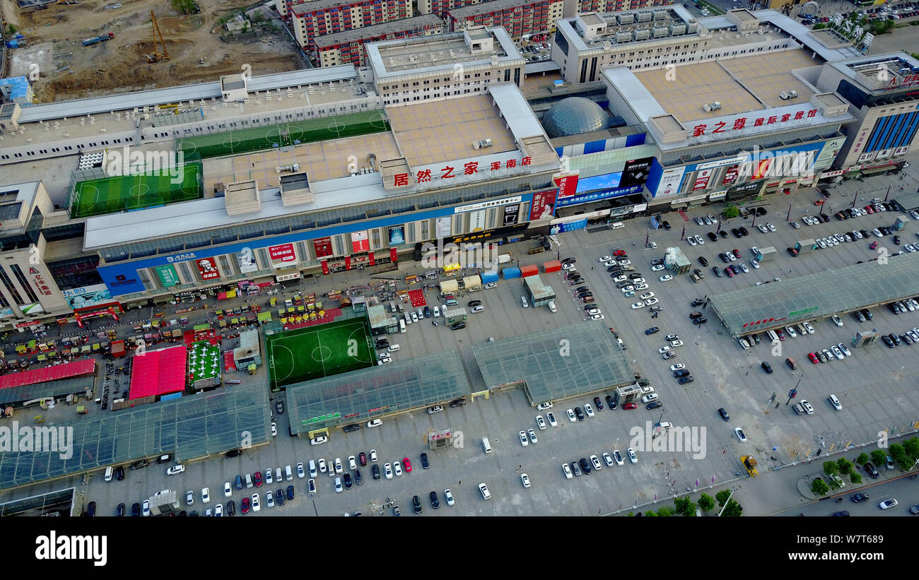 Vista aerea del tetto di tre campi da calcio costruito da un centro commerciale per lo shopping nella città di Shenyang, a nord-est della Cina di provincia di Liaoning, 8 maggio 2017. Una shopping ma Foto Stock