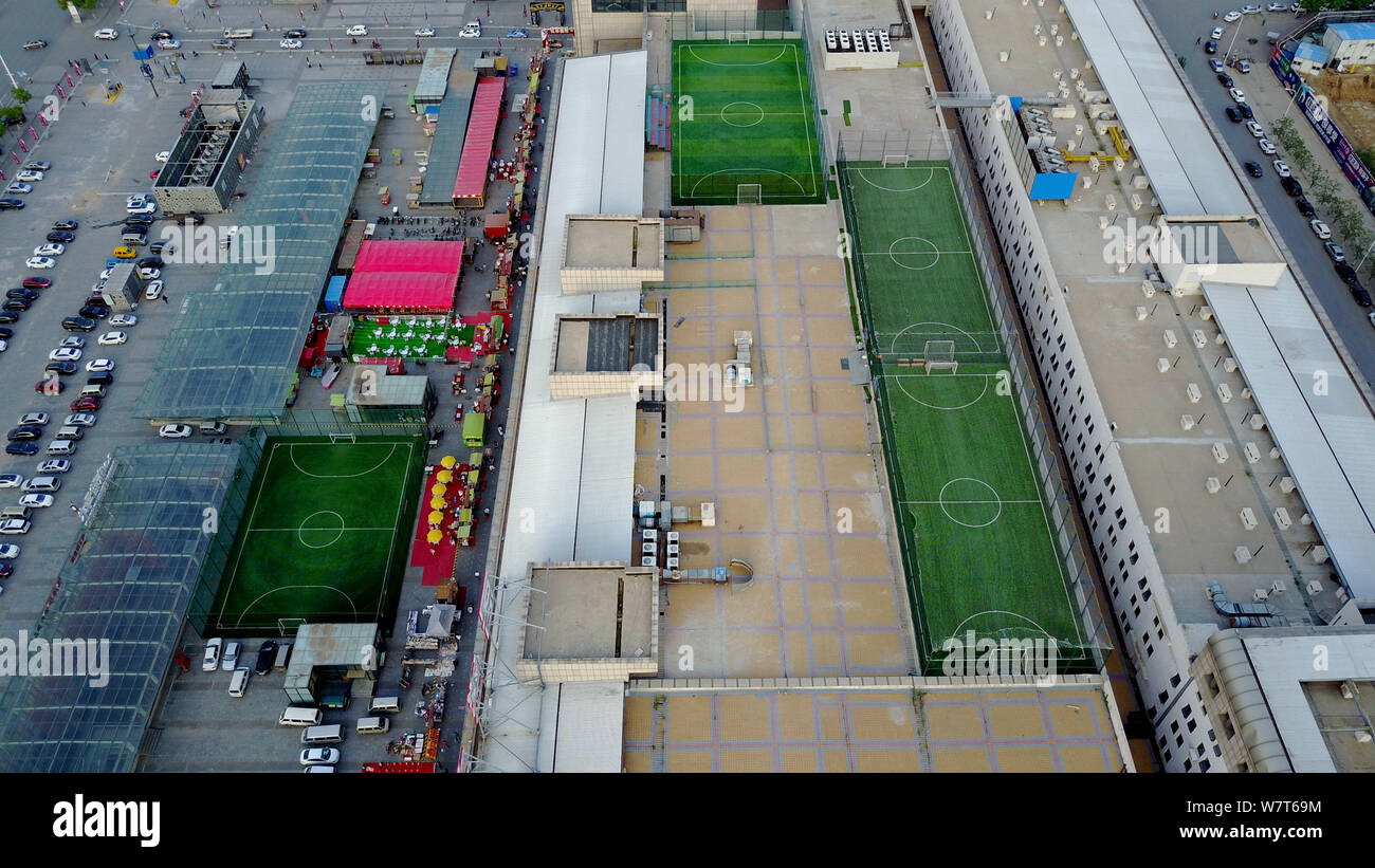 Vista aerea del tetto di tre campi da calcio costruito da un centro commerciale per lo shopping nella città di Shenyang, a nord-est della Cina di provincia di Liaoning, 8 maggio 2017. Una shopping ma Foto Stock