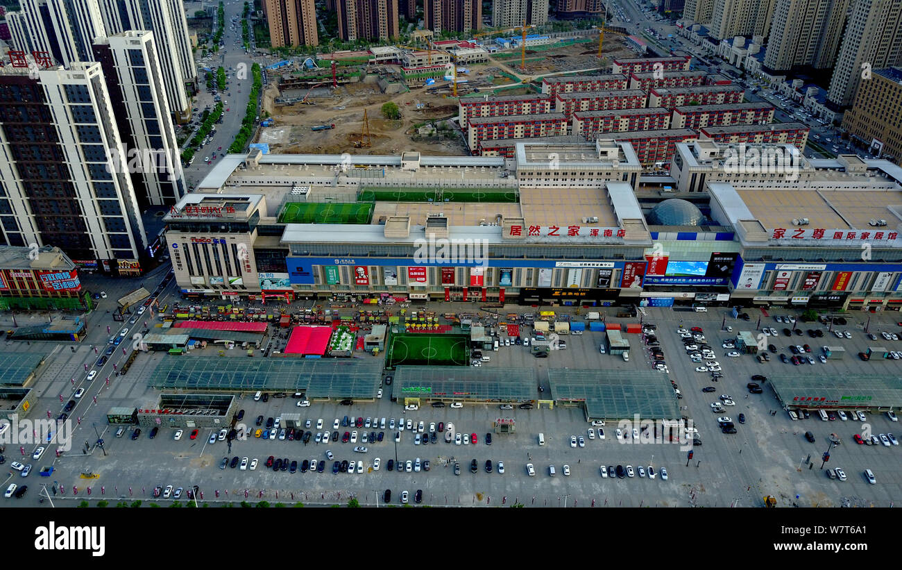 Vista aerea del tetto di tre campi da calcio costruito da un centro commerciale per lo shopping nella città di Shenyang, a nord-est della Cina di provincia di Liaoning, 8 maggio 2017. Una shopping ma Foto Stock