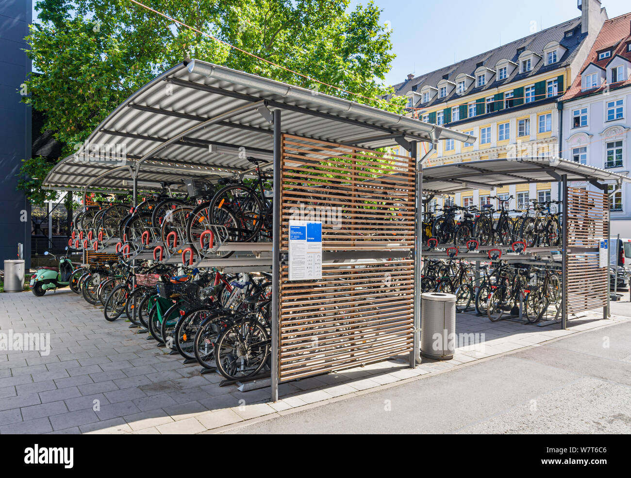Multi-storey portabiciclette nel centro della città di Monaco di Baviera, Germania Foto Stock