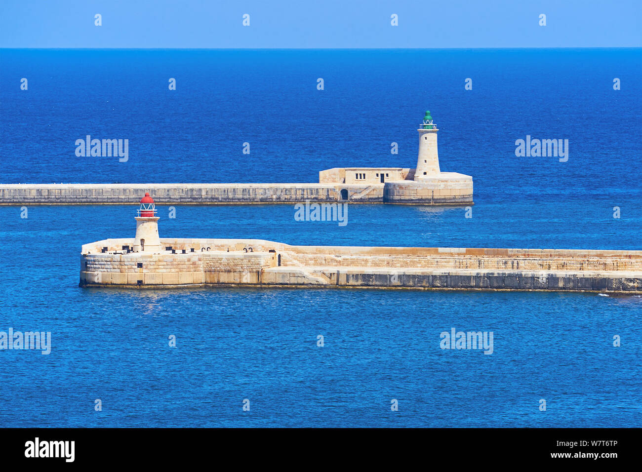 Ricasoli e Sant'Elmo faro al porto di Kalkara vicino a La Valletta Grand Harbour di Malta Foto Stock