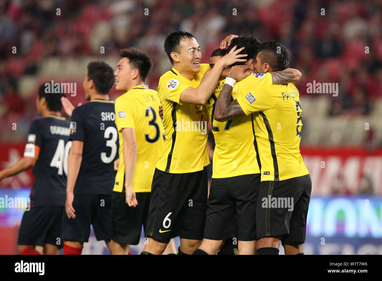 Il calcio brasiliano Paulinho lettore di cinese di Guangzhou Evergrande celebra con i suoi compagni di squadra dopo un goal contro il Giappone del Kashima palchi Foto Stock