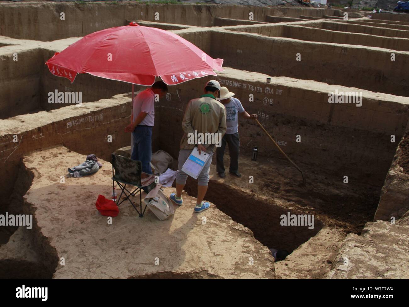 Lavoratori cinesi scavare una tomba complesso risalente 1800 anni appartenenti ad un nomade minoranza etnica gruppo dalla Cina settentrionale al Yinxu archeo Foto Stock